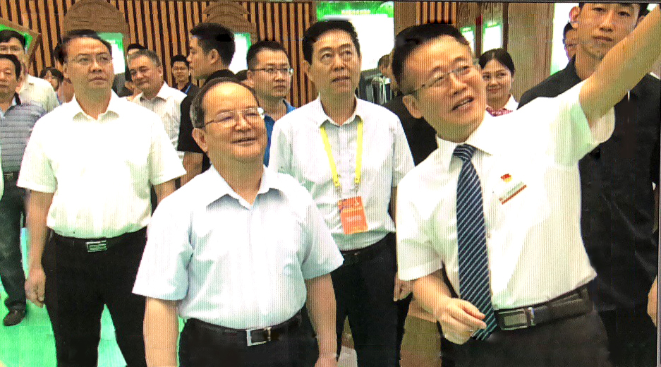 廣西壯族自(zì)治區黨委書記、廣西壯族自(zì)治區人大常委會主任鹿心社一(yī)行(xíng)到我司科(kē)技成果展館參觀指導