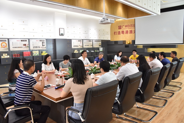 廣州市(shì)總工會梁文政組長(cháng)一(yī)行(xíng)慰問廣藥集團一(yī)線員工