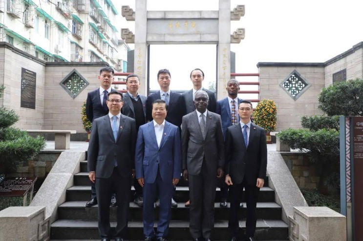 貝甯共和(hé)國(guó)駐華大使一(yī)行(xíng)到廣藥集團參觀交流