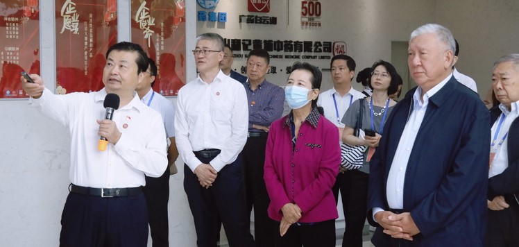 全國(guó)政協副主席何厚铧一(yī)行(xíng)到廣藥集團考察調研
